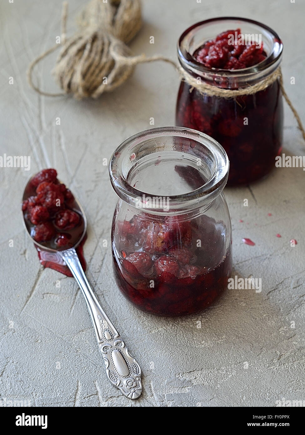 Himbeermarmelade auf dem Tisch in Banken Stockfoto