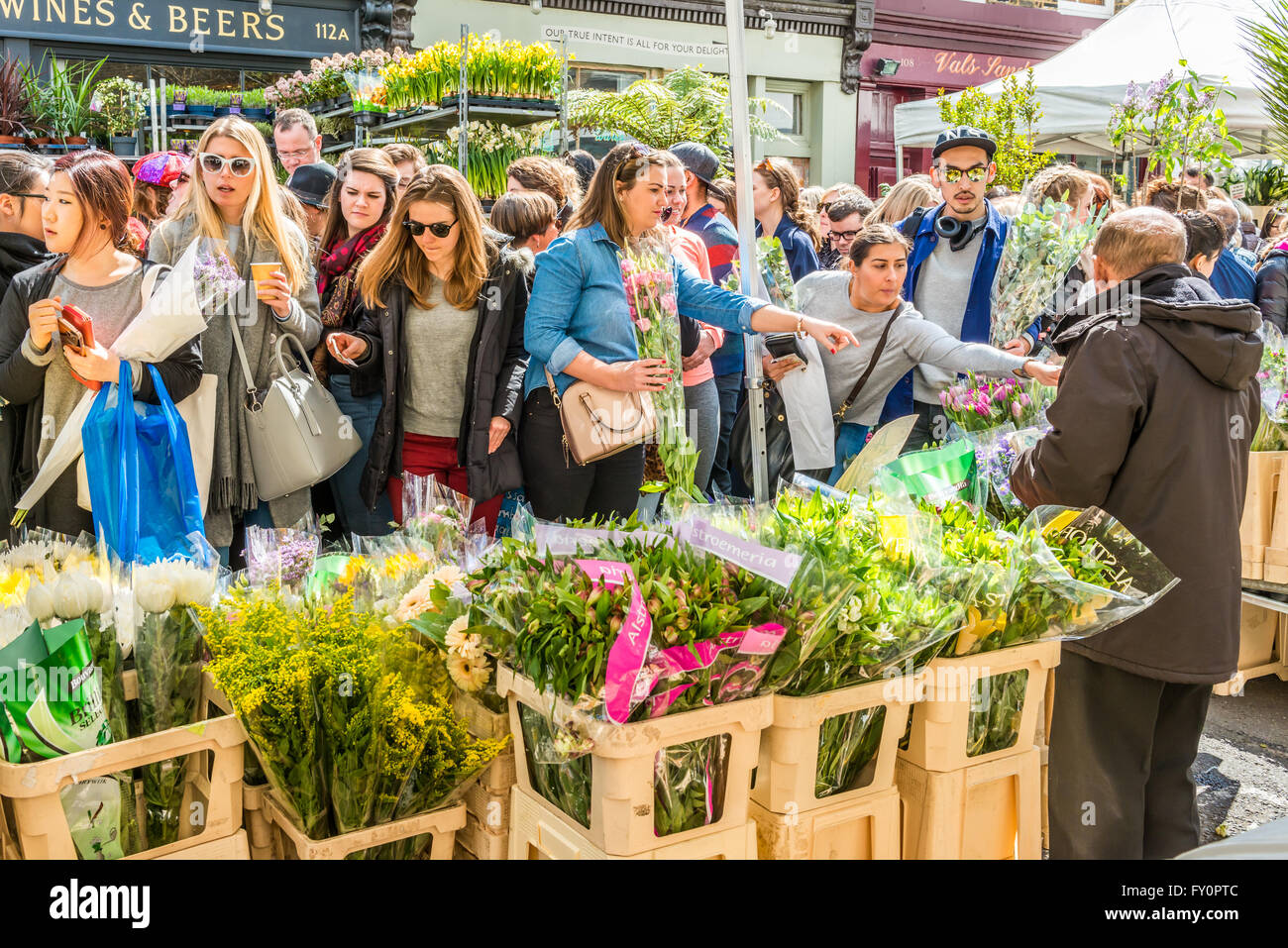 London, Vereinigtes Königreich - 17. April 2016: Columbia Road Flower Sonntagsmarkt. Straßenhändler verkaufen ihre Aktien Stockfoto