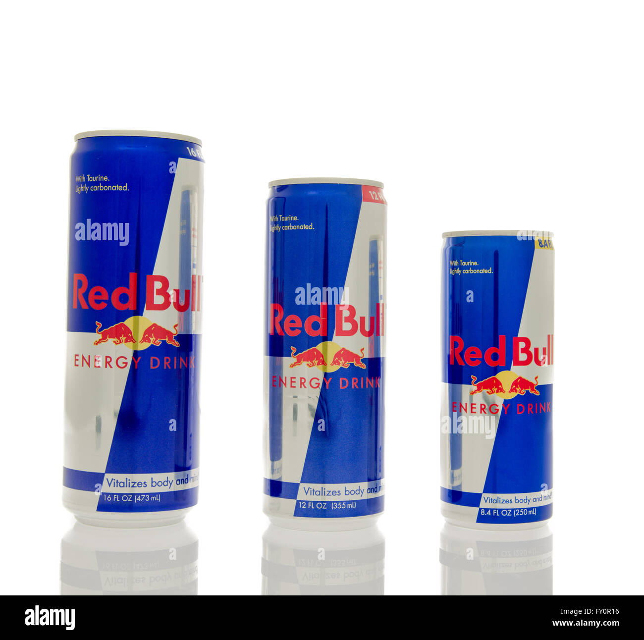 Winneconne, Wisconsin - 14. März 2016: drei verschiedene Größen von Red Bull Energy-Drink. Stockfoto
