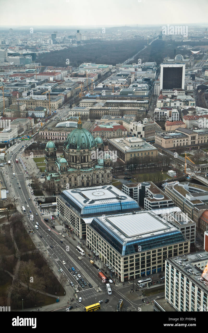 Blick entlang der Karl-Liebknecht-Straße, Berliner Dom und Brandenburger Tor vom Fernsehturm, Berlin, Deutschland. Stockfoto