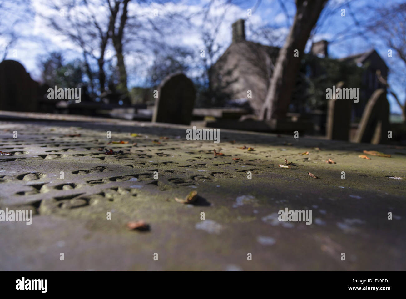 Haworth Friedhof mit der Bronte Parsonage im Hintergrund. Stockfoto