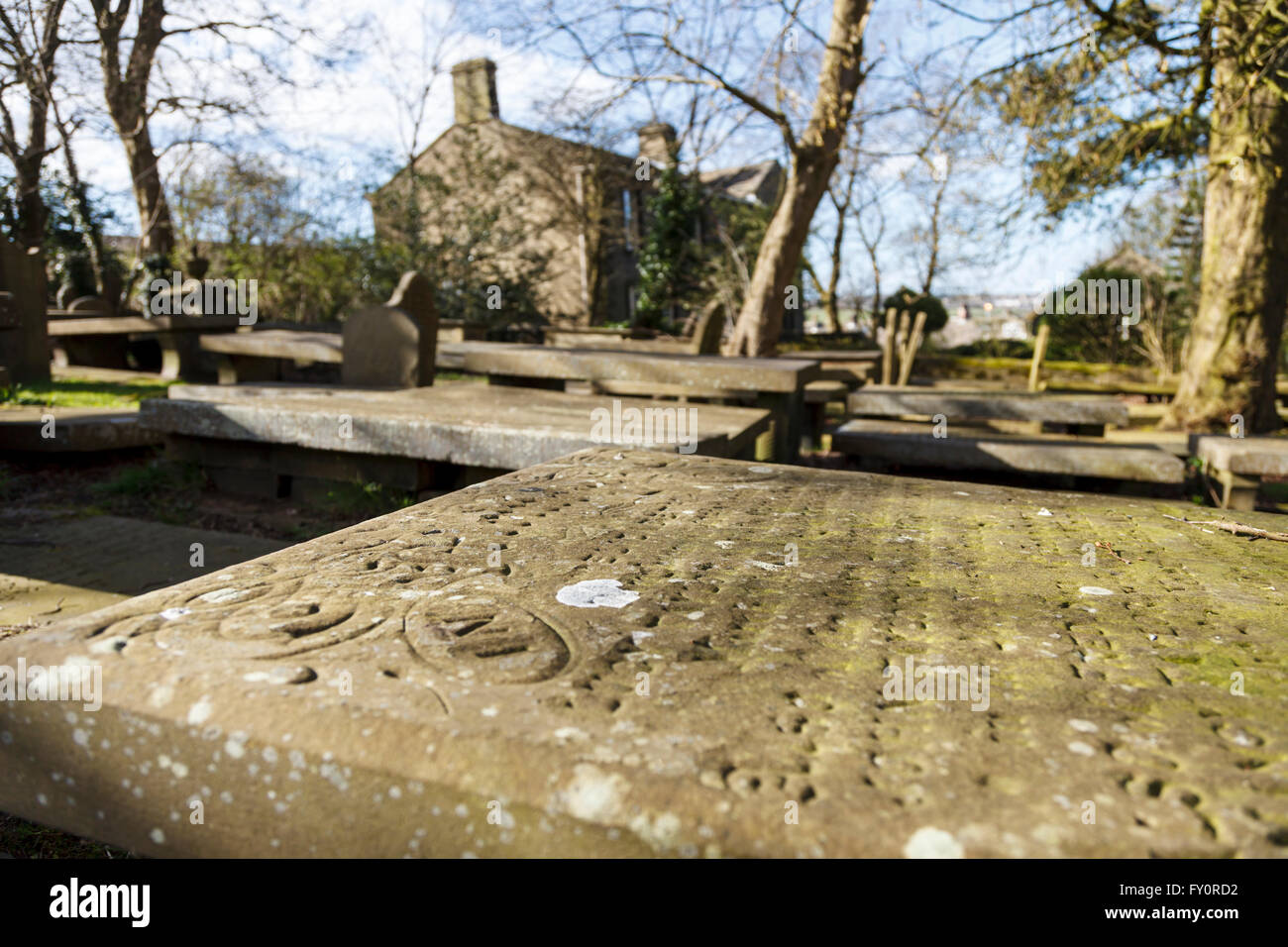Haworth Friedhof mit der Bronte Parsonage im Hintergrund. Stockfoto