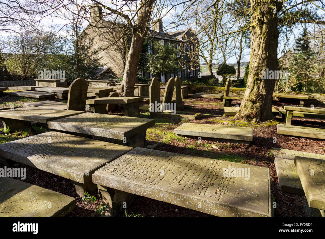 Haworth Friedhof mit der Bronte Parsonage im Hintergrund. Stockfoto