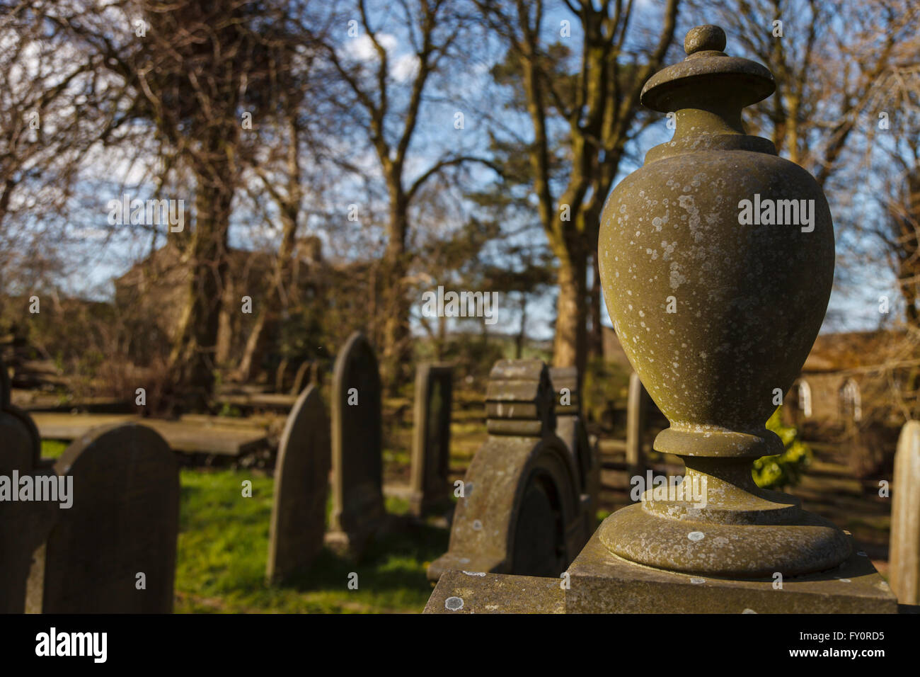 Haworth Friedhof mit der Bronte Parsonage im Hintergrund. Stockfoto