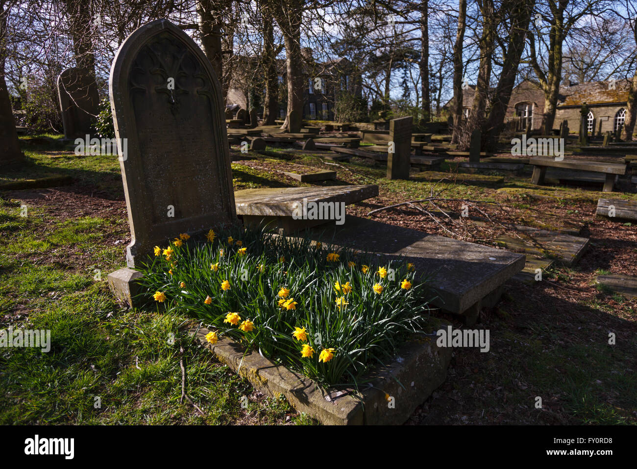 Haworth Friedhof mit der Bronte Parsonage im Hintergrund. Stockfoto