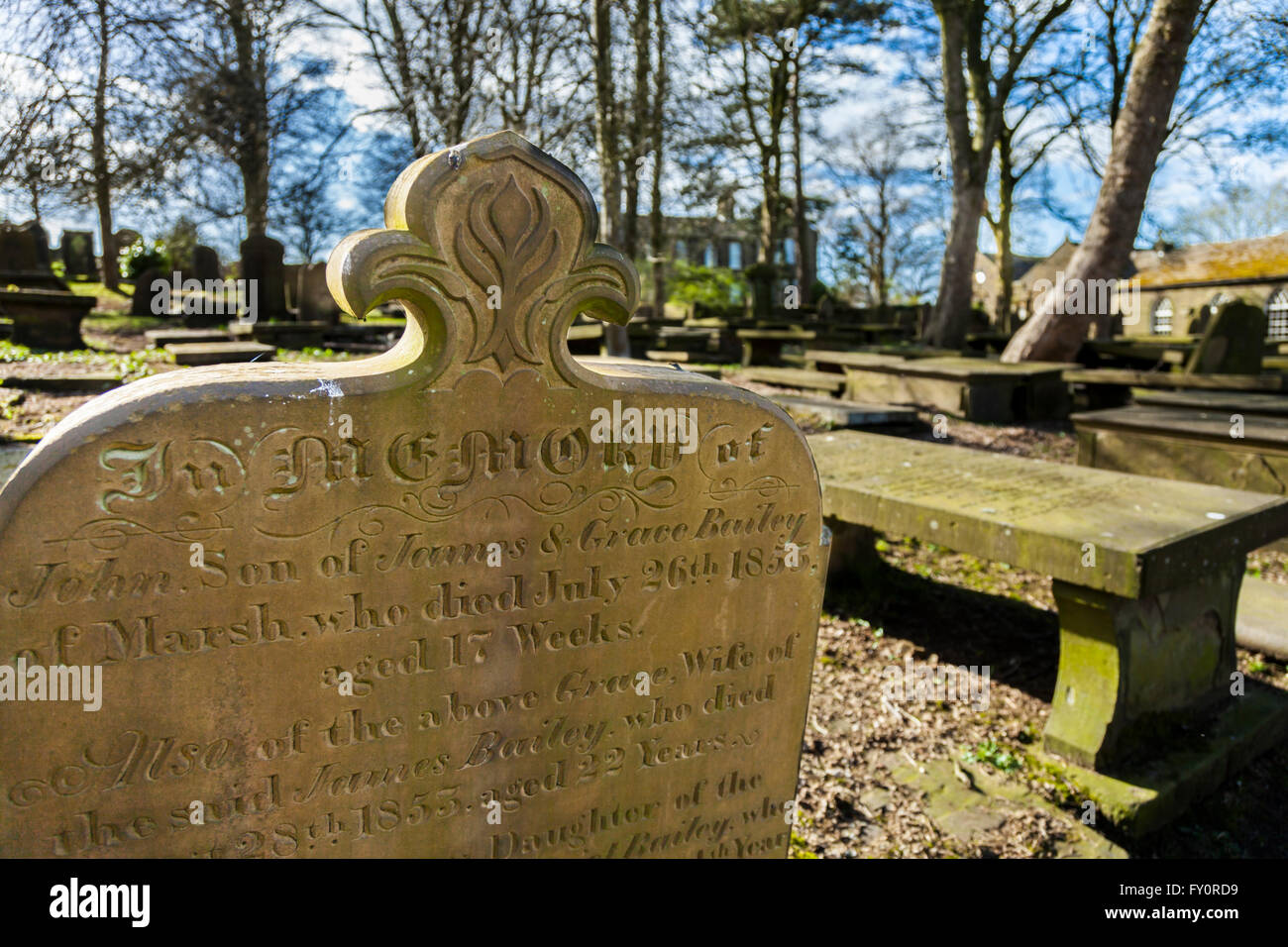 Haworth Friedhof mit der Bronte Parsonage im Hintergrund. Stockfoto