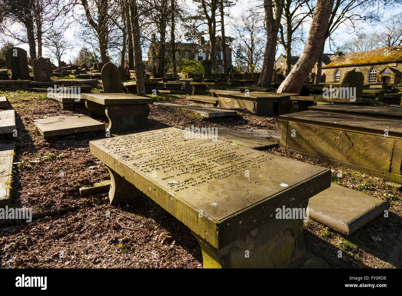 Haworth Friedhof mit der Bronte Parsonage im Hintergrund. Stockfoto