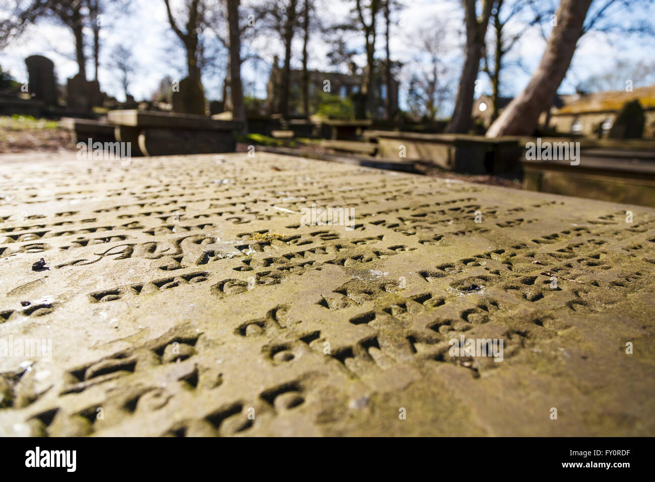 Haworth Friedhof mit der Bronte Parsonage im Hintergrund. Stockfoto