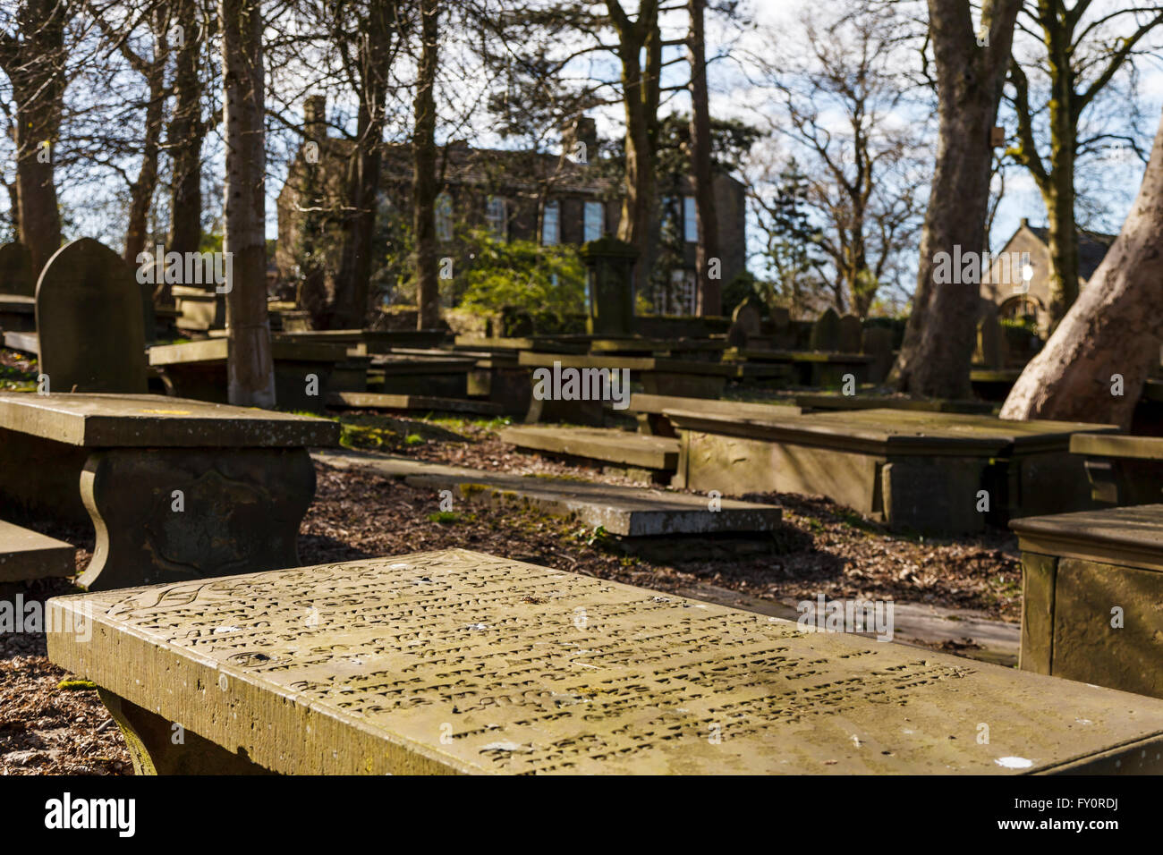 Haworth Friedhof mit der Bronte Parsonage im Hintergrund. Stockfoto