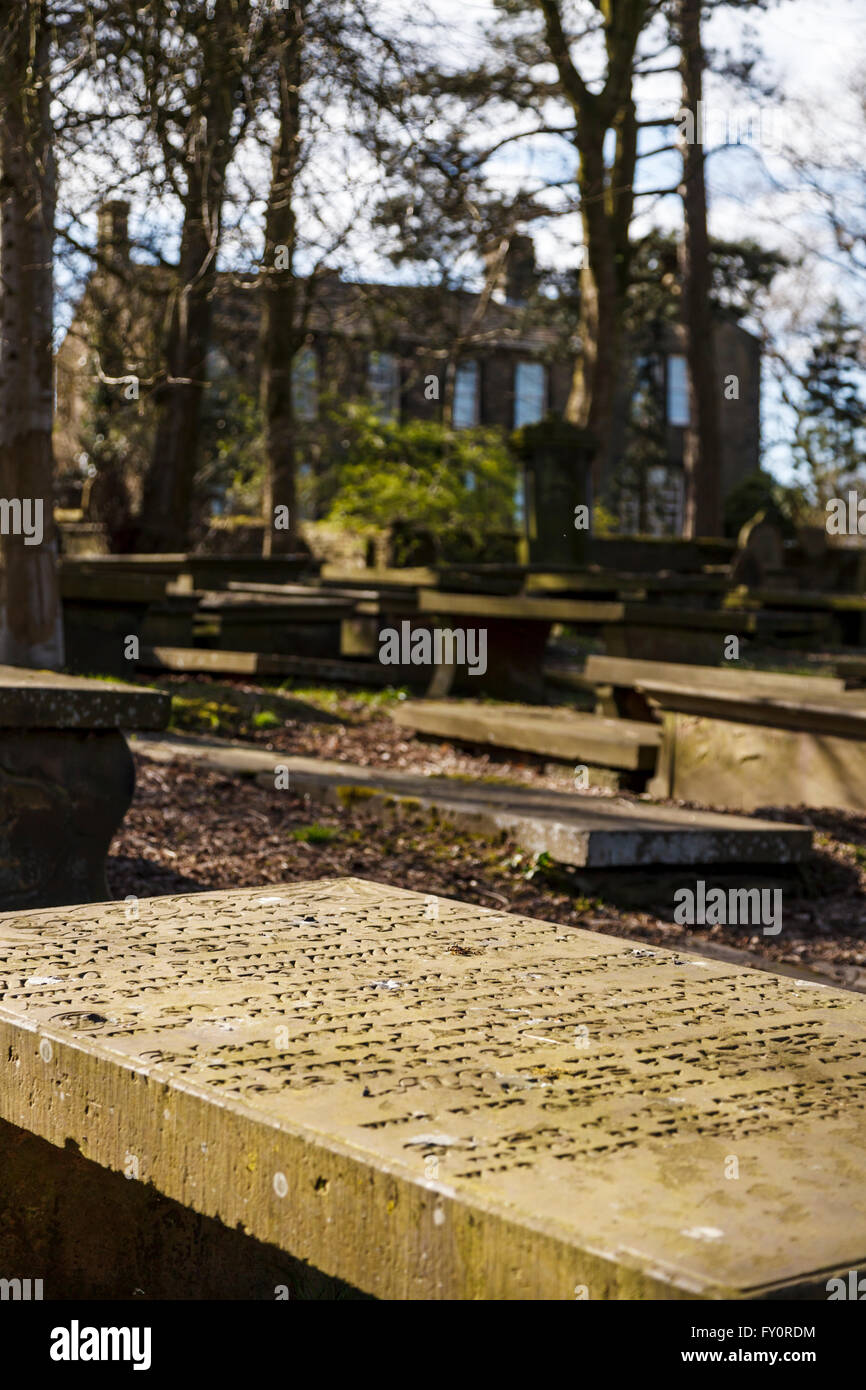 Haworth Friedhof mit der Bronte Parsonage im Hintergrund. Stockfoto