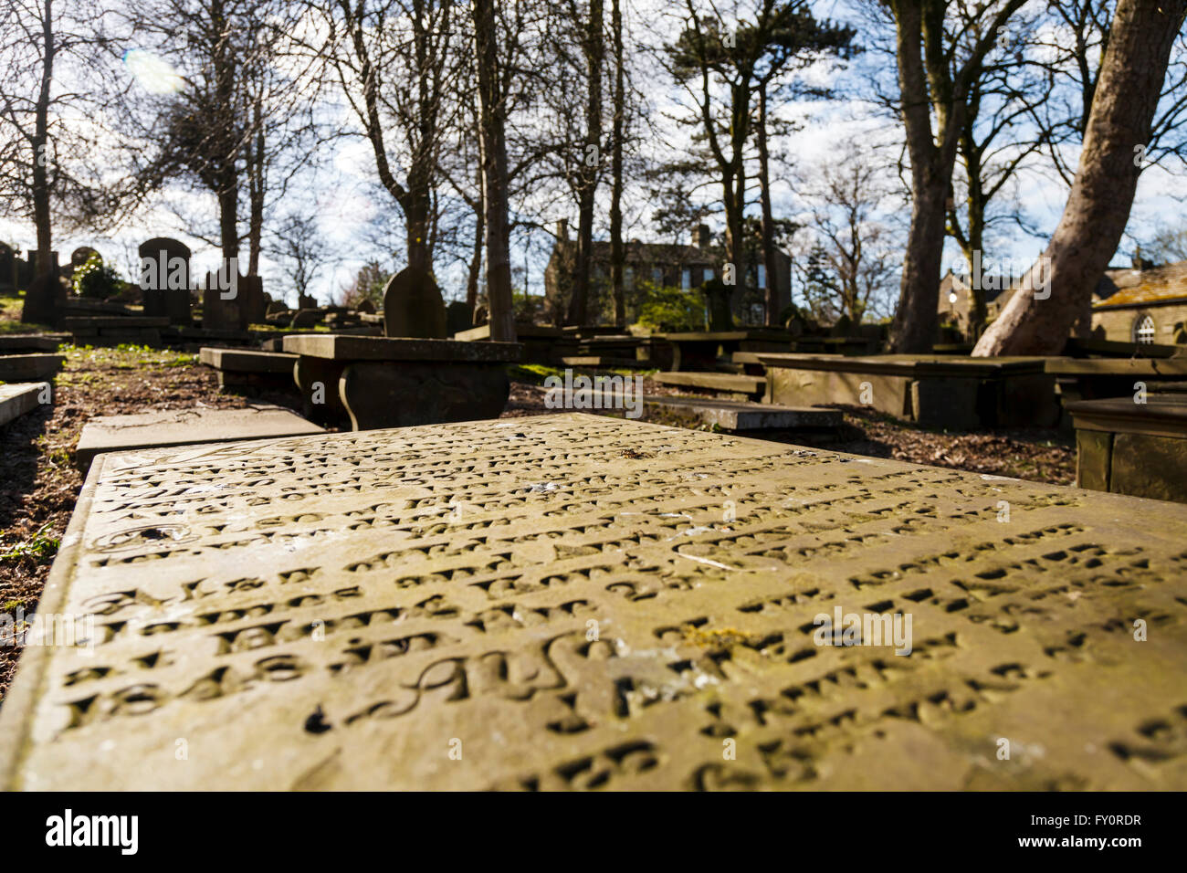 Haworth Friedhof mit der Bronte Parsonage im Hintergrund. Stockfoto