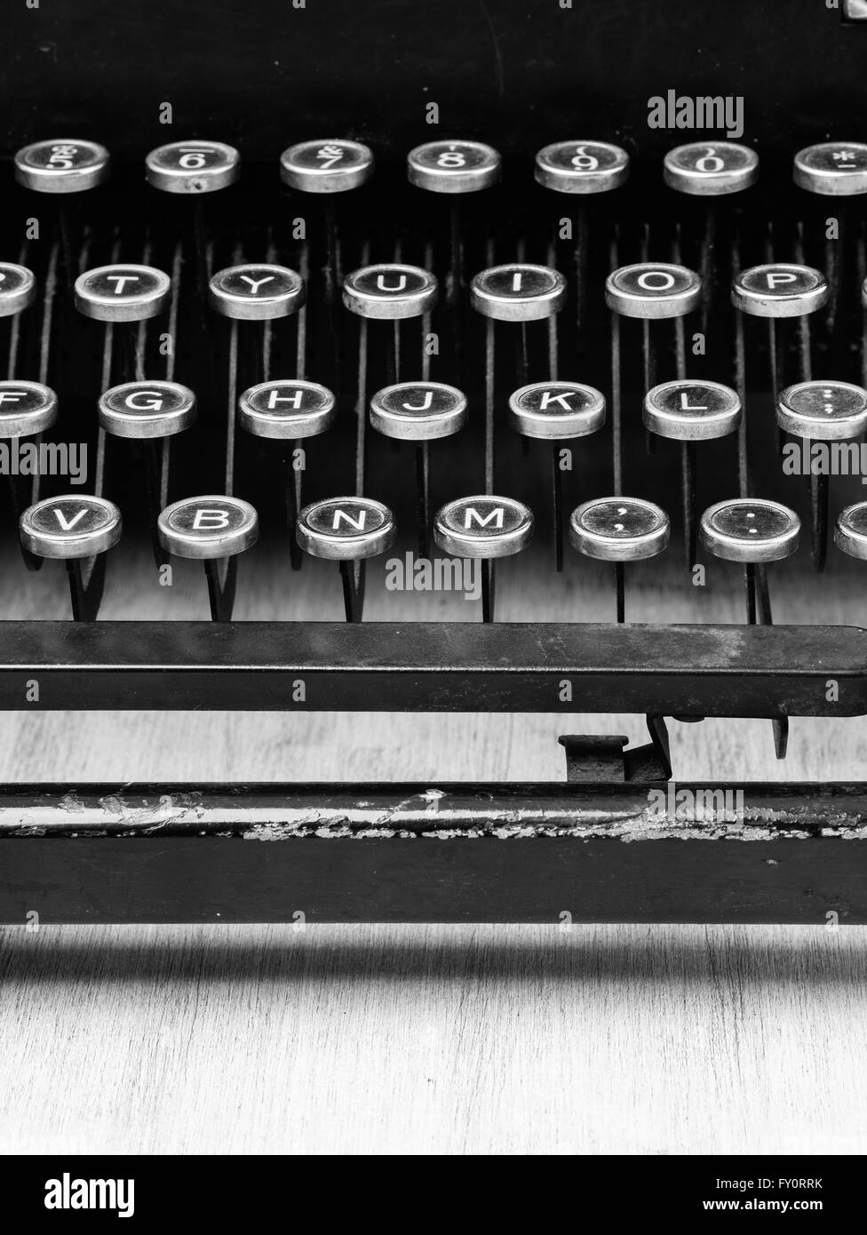 Nahaufnahme einer Vintage Schreibmaschine-Maschine in schwarz und weiß. Stockfoto