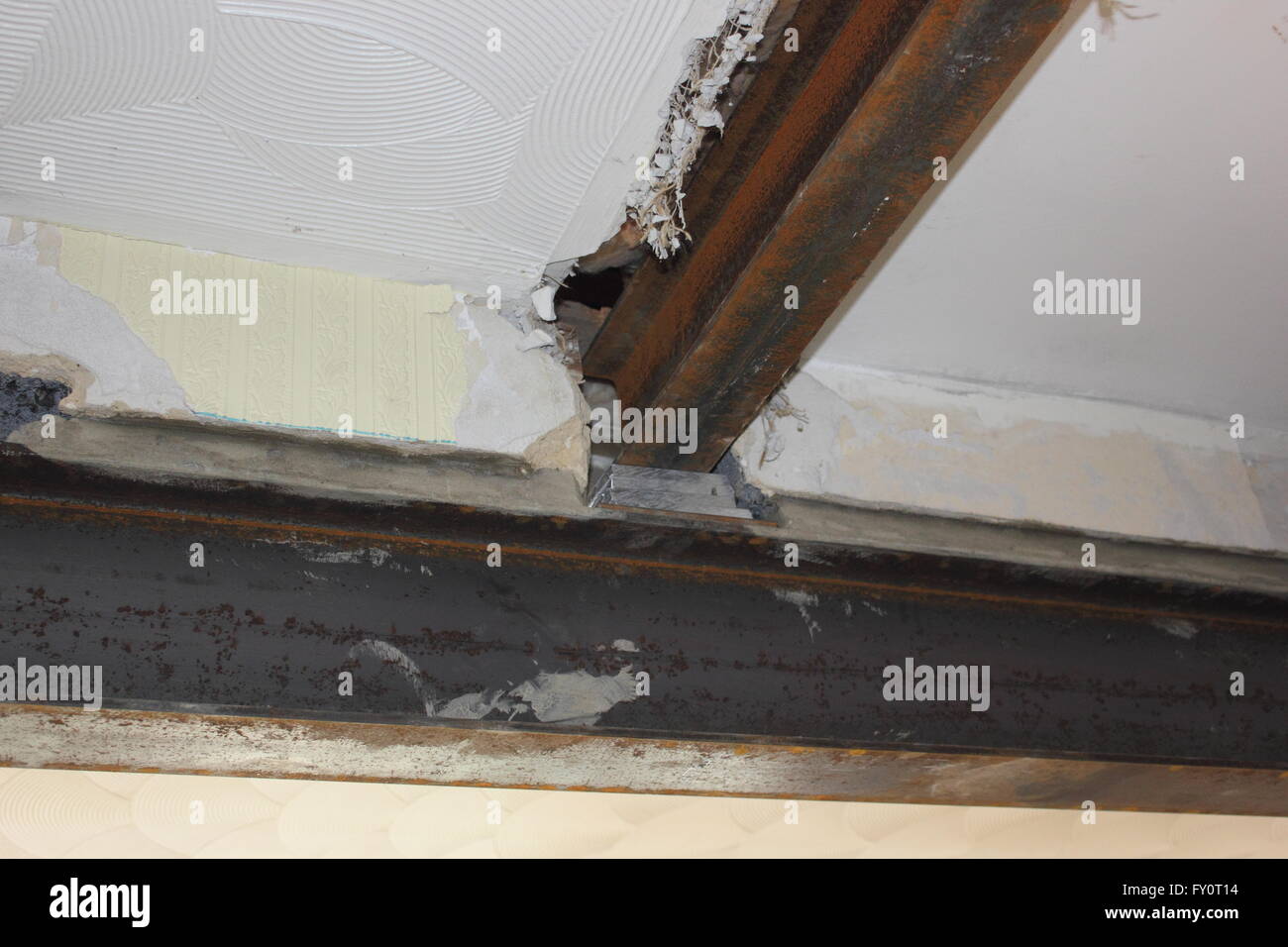 Zwei rsj sitzt an der richtigen Stelle auf das Gewicht der tragenden Wand nimmt Stockfoto