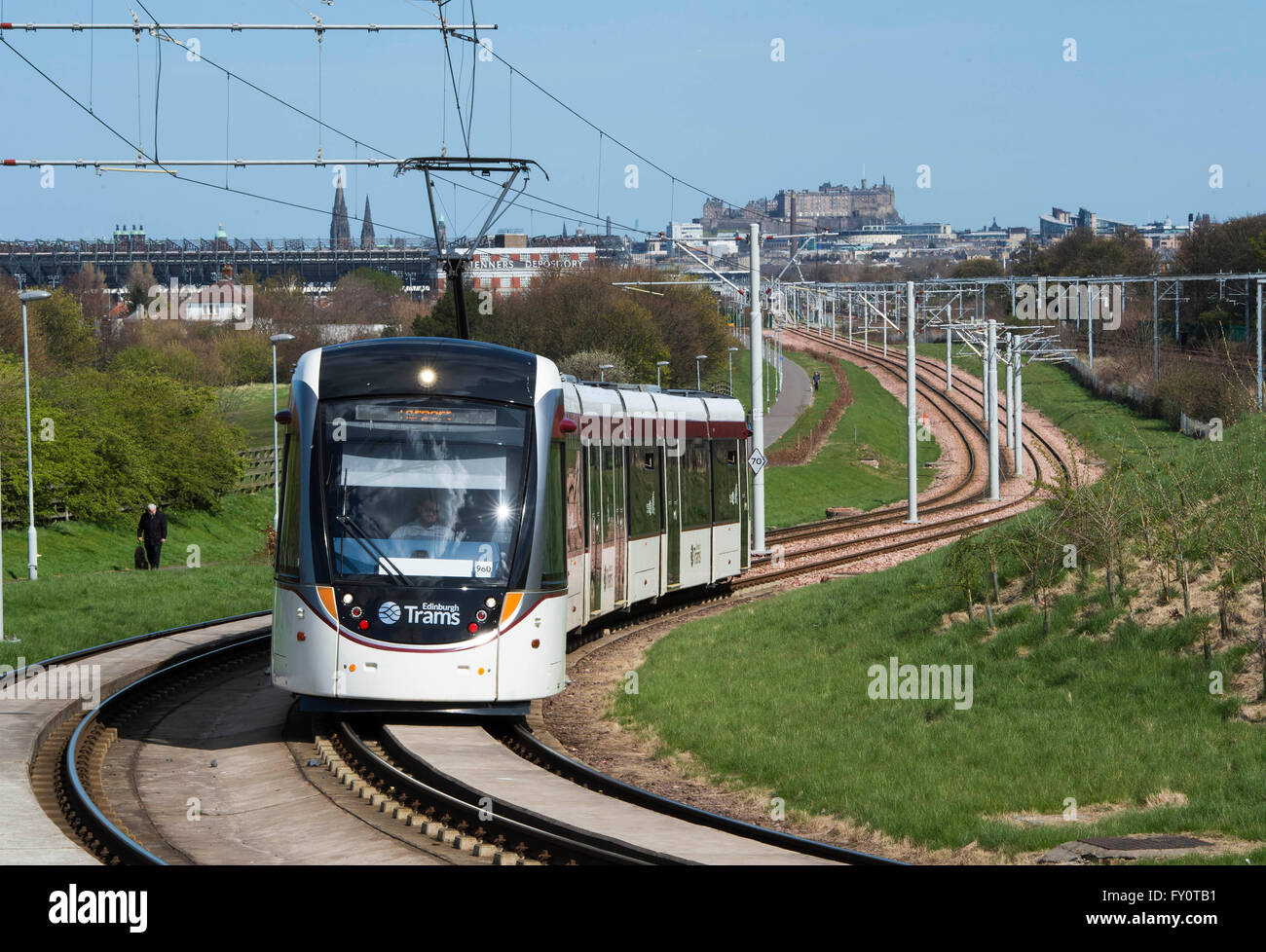 Edinburgh-Straßenbahn unterwegs vom Stadtzentrum zum Flughafen Edinburgh Castle in der Ferne. Stockfoto