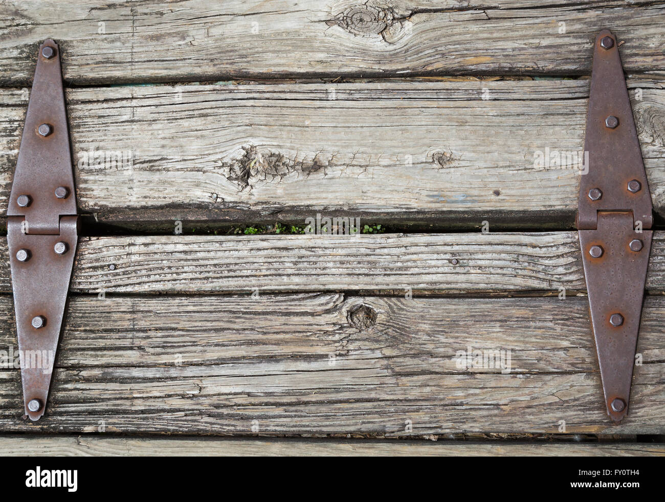 Alte rostige Scharnier aus Holz halten schwimmende dock zusammen Stockfoto