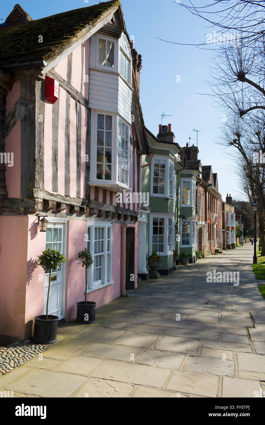 Pastell farbigen Häuser auf die historische Durchgangsstraße von The Causeway, Horsham, West Sussex, UK Stockfoto