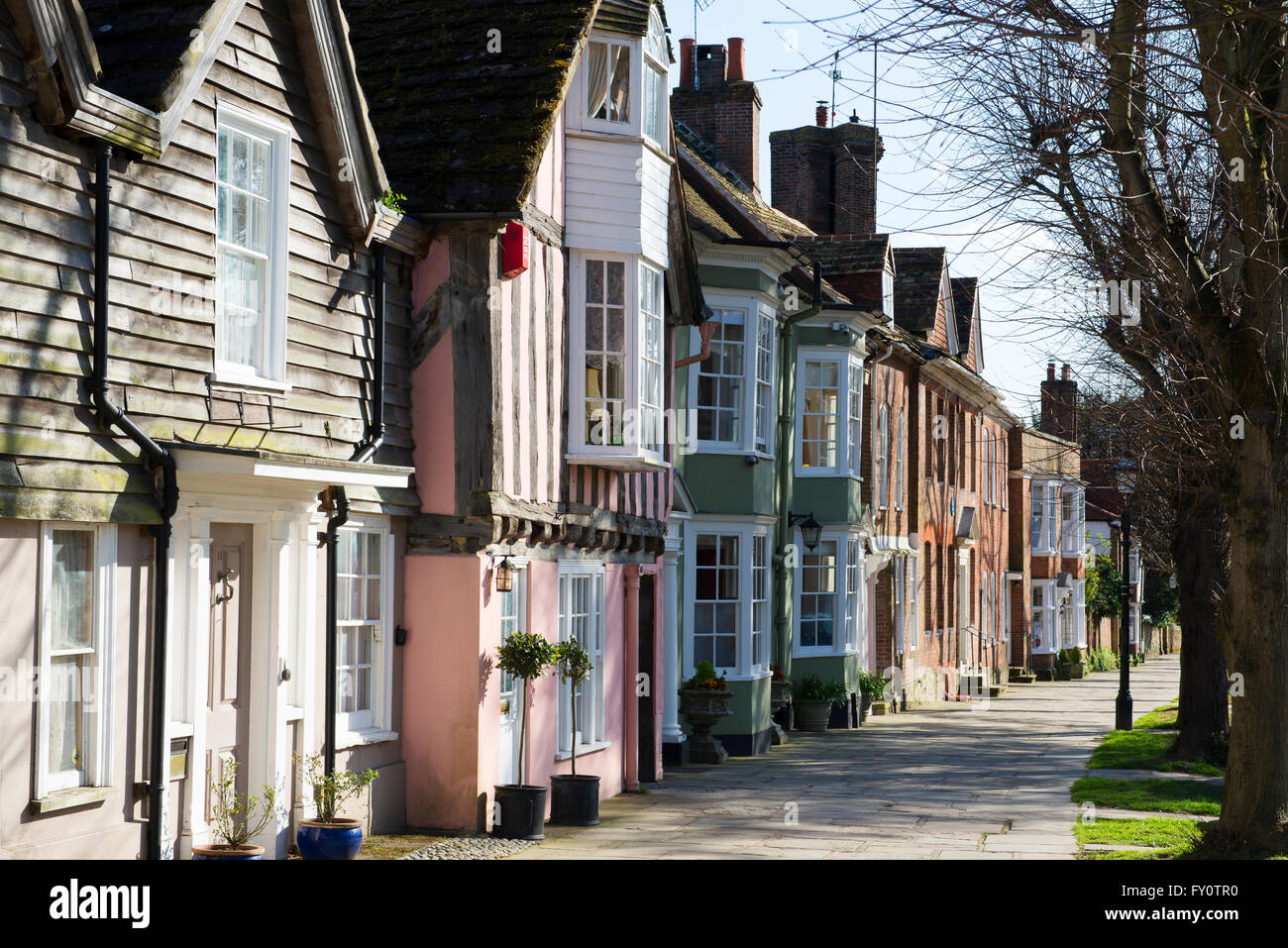 Pastellfarben Häuser auf dem historischen Causeway in Markt Stadt Horsham, West Sussex, Großbritannien Stockfoto