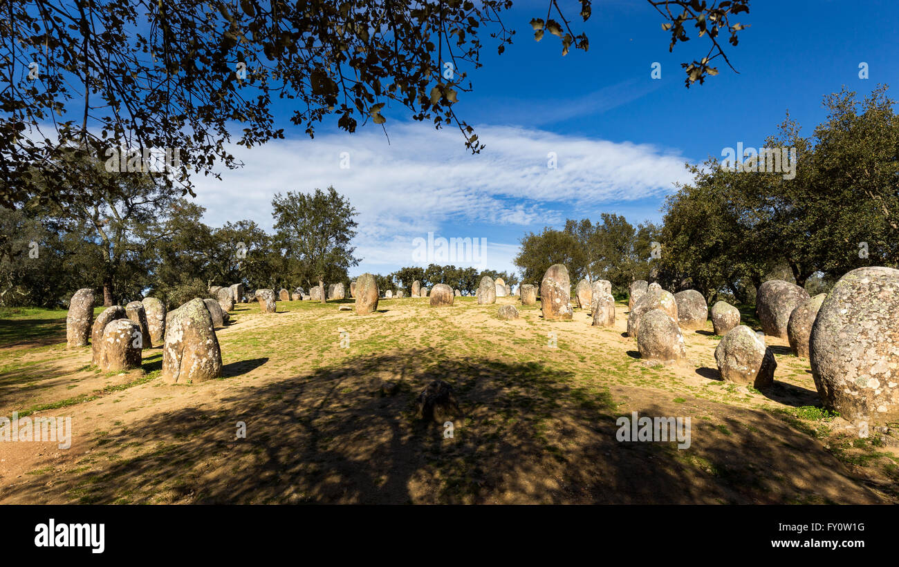 Almendres Dos Almendres, Megalith-Denkmal von Almendres, Evora, Portugal. Stockfoto