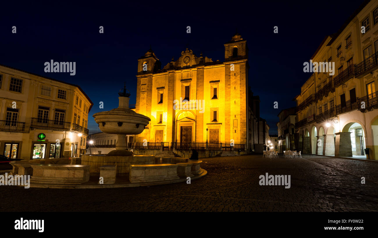 Nachtaufnahme von der Praça Giraldo in Evora, in Front Fonte Henriquina. Stockfoto