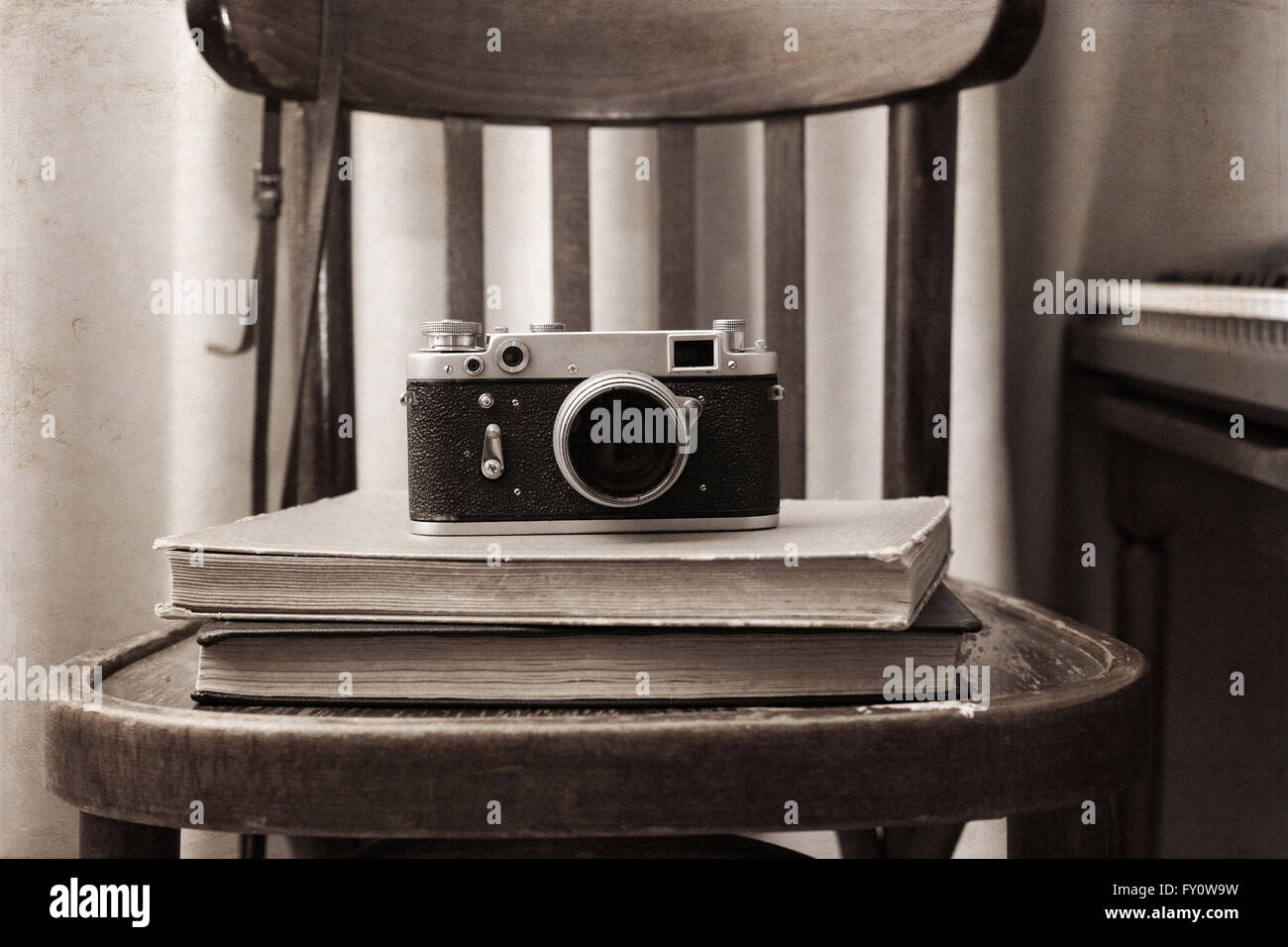 Kunstwerke im Retro-Stil, Fotokamera, Bücher Stockfoto