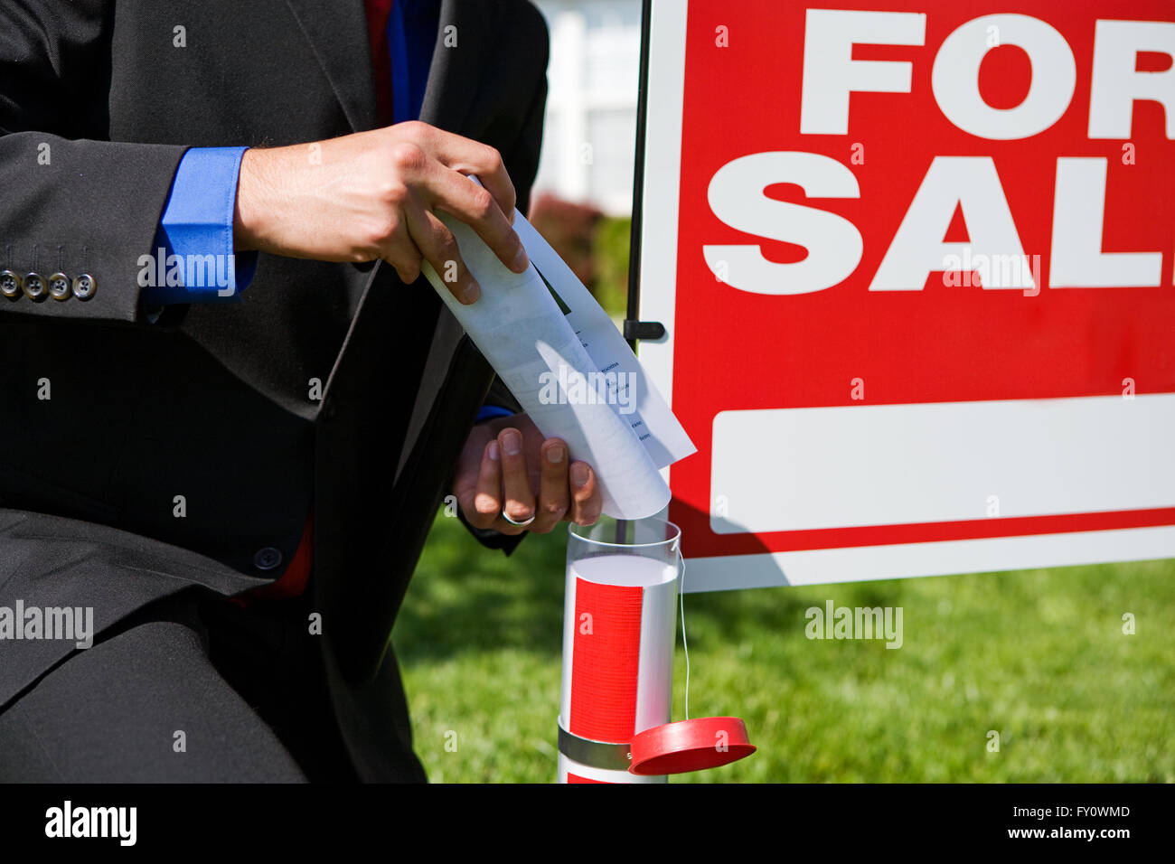 Umfangreiche Serie von einem kaukasischen Immobilienmakler und afroamerikanischen paar vor einem Haus. Stockfoto