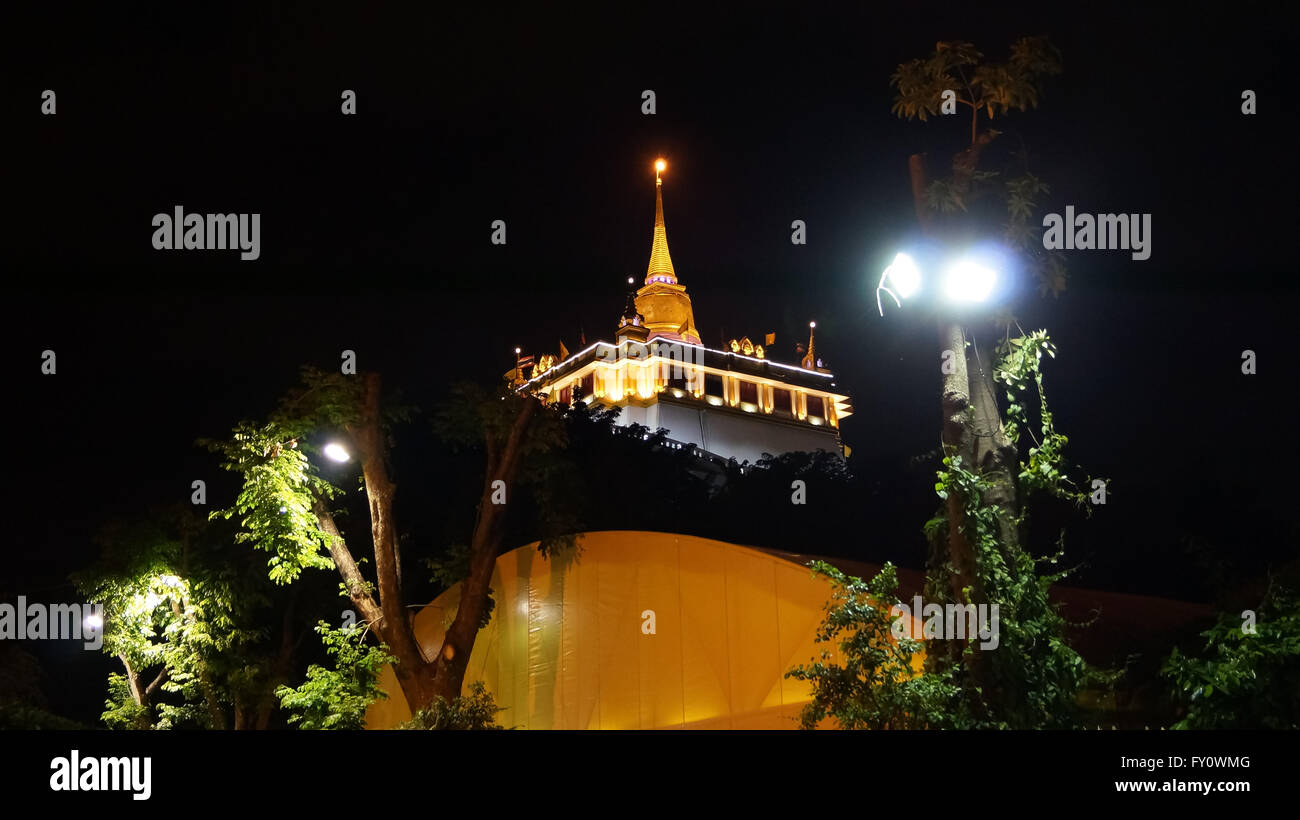 Golden Mount Bangkok nachts mit Scheinwerfern auf Bäumen Thailand Stockfoto
