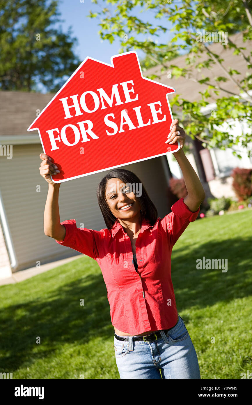 Umfangreiche Serie von einem kaukasischen Immobilienmakler und afroamerikanischen paar vor einem Haus. Stockfoto