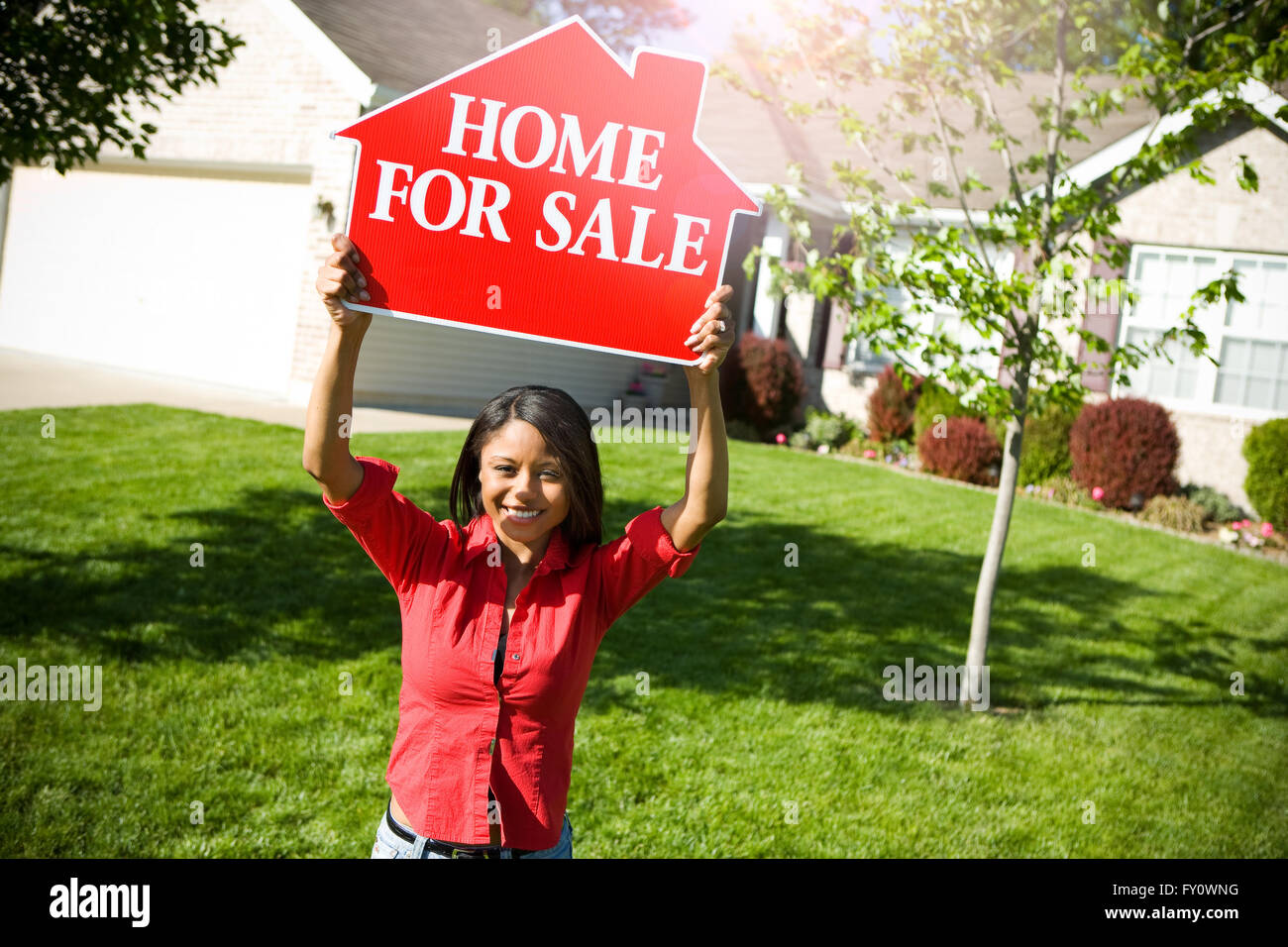 Umfangreiche Serie von einem kaukasischen Immobilienmakler und afroamerikanischen paar vor einem Haus. Stockfoto