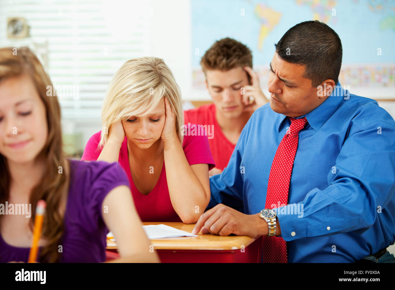 Umfangreiche Serie eine multikulturelle Gruppe von Studenten mit einem Lehrer in einem High-School-Klassenzimmer. Stockfoto