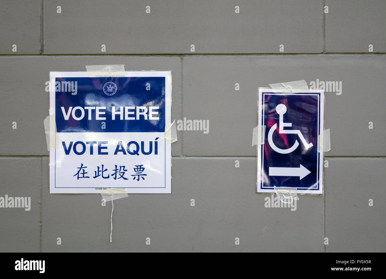 Ein Schild an der Seite eines Gebäudes leitet Menschen, wo sie in Englisch, Spanisch und Chinesisch zu stimmen Stockfoto