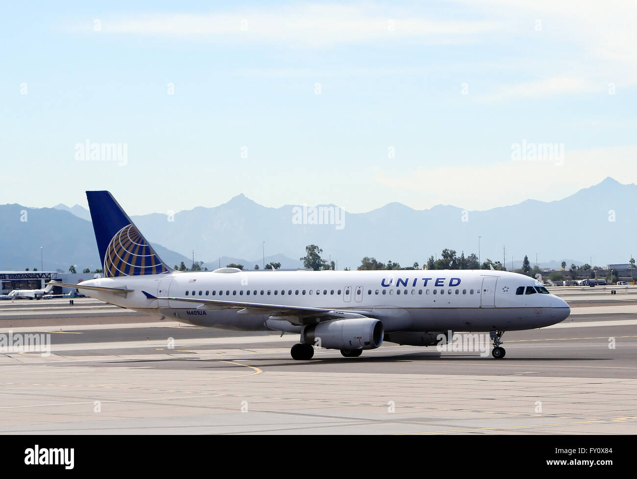 United Airlines Airbus A320 kommt bei Phoenix Sky Harbor International Airport in Phoenix, Arizona, Vereinigte Staaten von Amerika Stockfoto