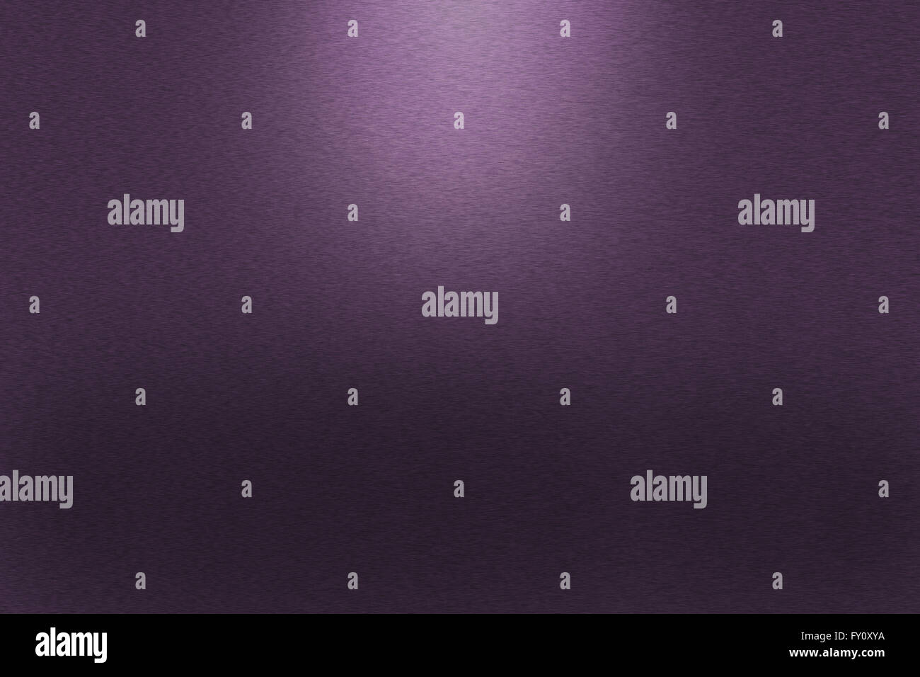 Muster aus gebürstetem lila Metall Hintergrund. Gedämpftes Licht ist in der oberen mittleren Teil des Hintergrunds. Stockfoto