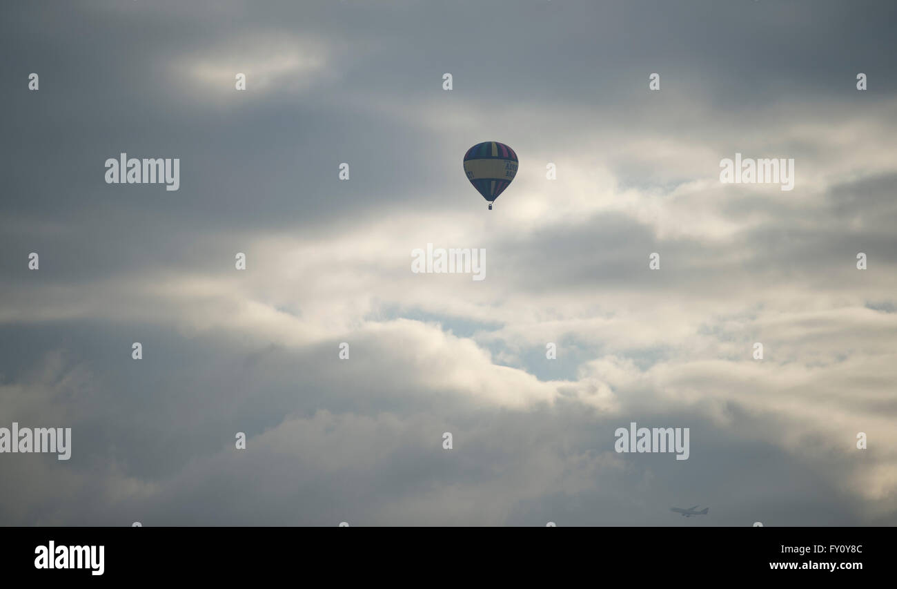 19. April 2016. Heiße Luft Balloonflying über Merton, Südlondon in der Morgendämmerung mit Jumbo Jet auf Ansatz zum Flughafen Heathrow. Stockfoto