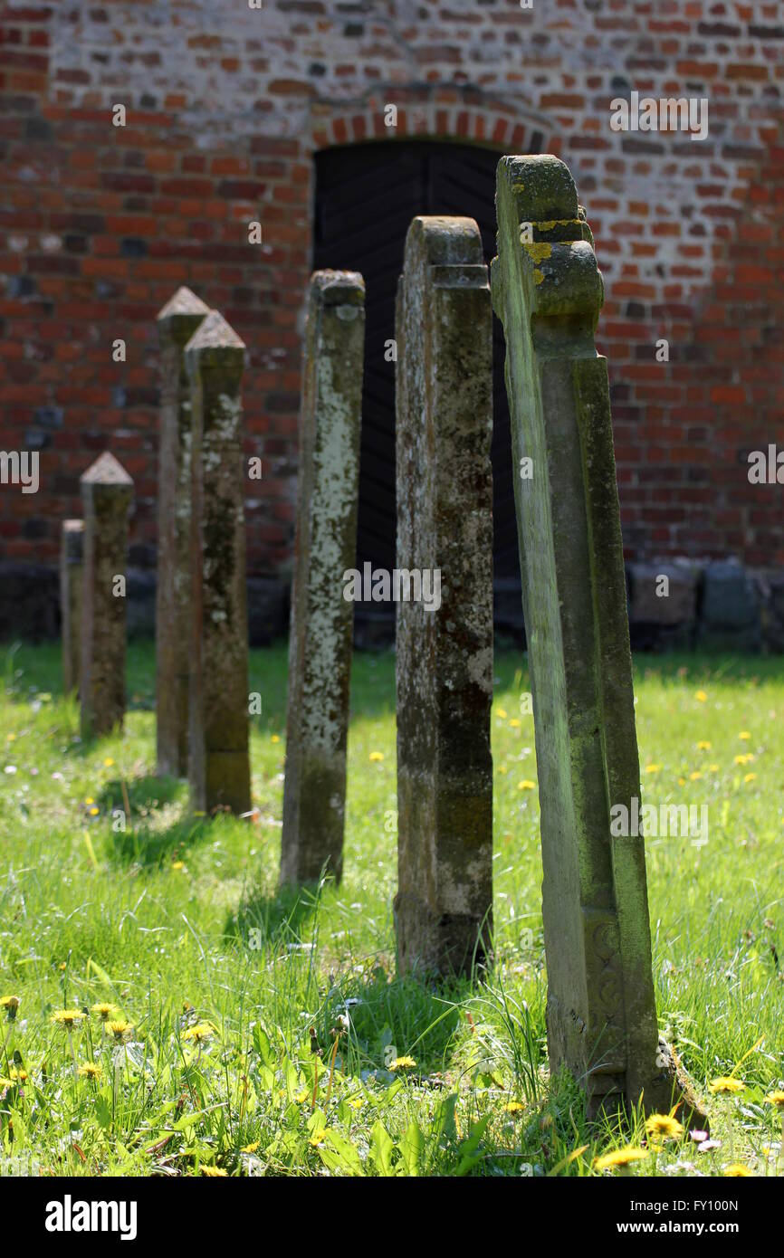 Grabsteine aus dem 18. und 19. Jahrhundert auf einem Friedhof in der Nähe von Greifswald, Mecklenburg-Vorpommern, Deutschland. Stockfoto