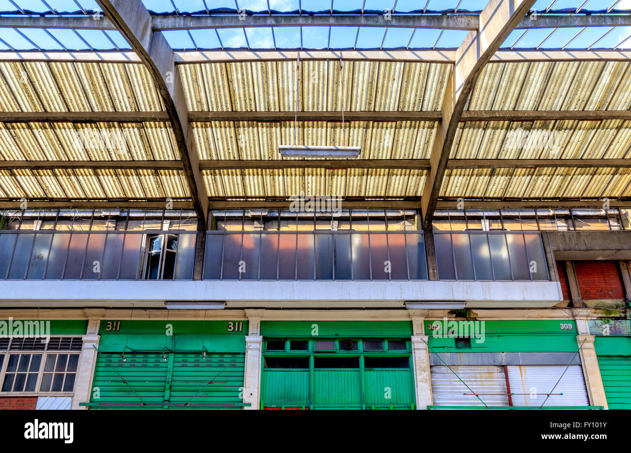 Ansicht der geschlossenen Geschäften und alten verlassenen Gebäude mit Kunststoff Wellpappe Dach Stockfoto