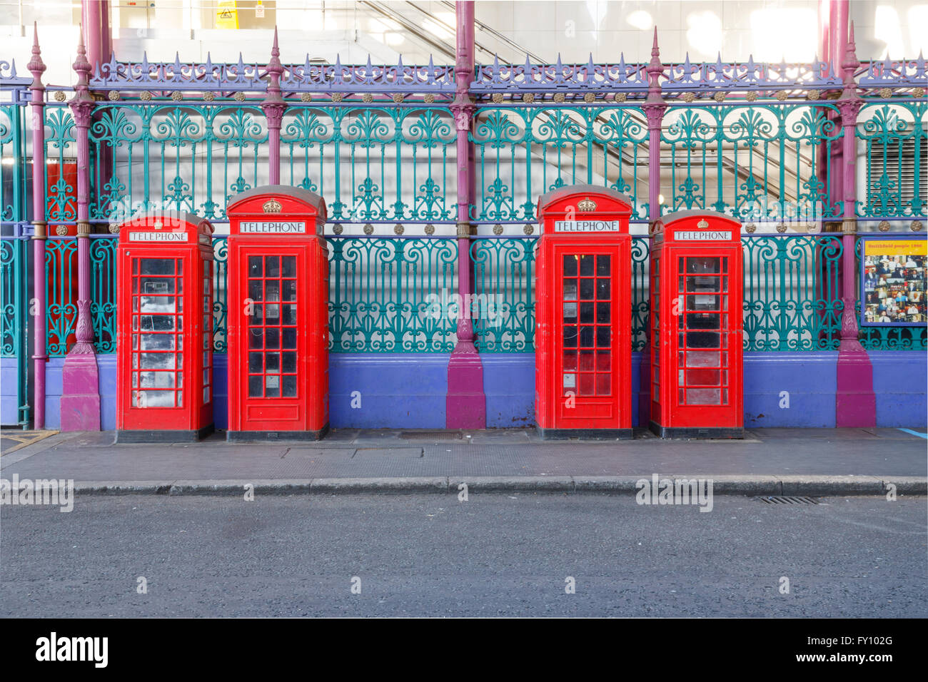 Traditionelle britische rote Telefonzellen in einer Reihe an Smithfield Market in London Stockfoto
