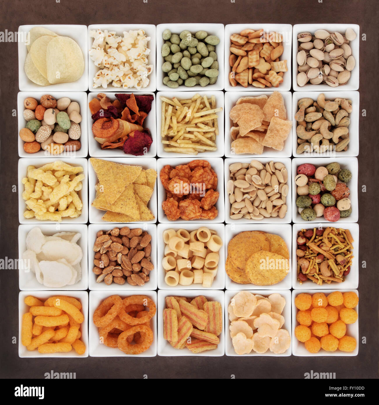 Großen herzhaften Snack Essen Auswahl im quadratischen Porzellanschalen. Stockfoto