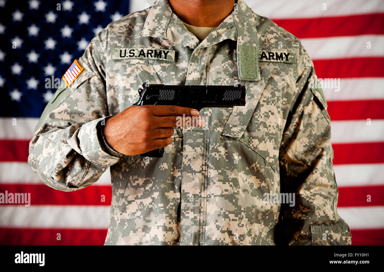 Serie mit anonymen Afroamerikaner Soldat auf eine USA-Flagge Hintergrund. Stockfoto