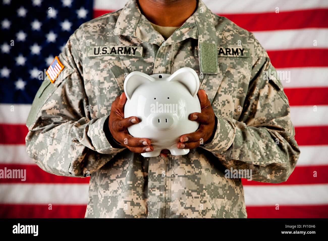 Serie mit anonymen Afroamerikaner Soldat auf eine USA-Flagge Hintergrund. Stockfoto