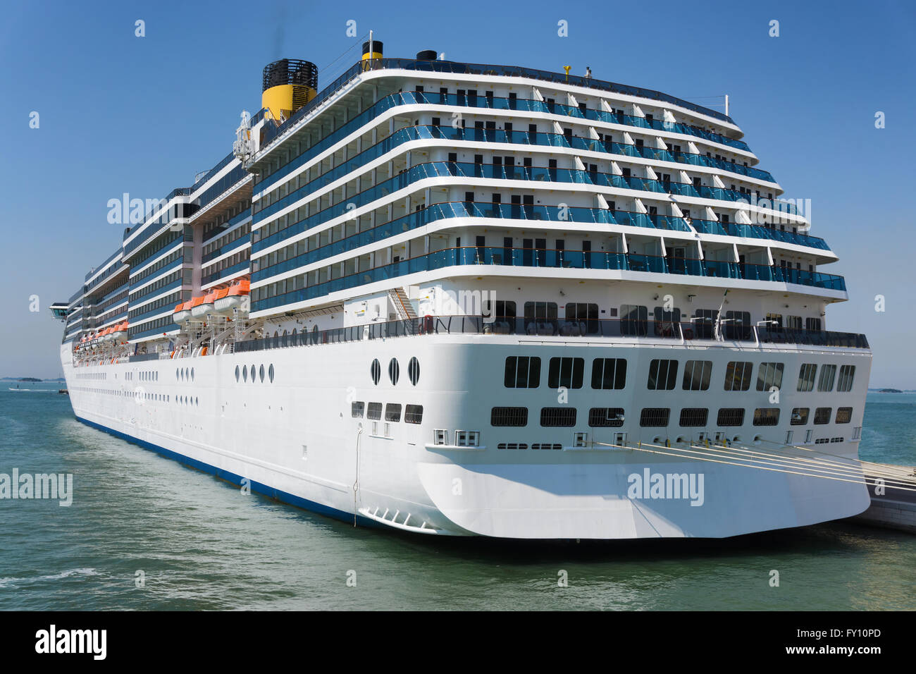 Kreuzfahrtschiff im tropischen Meer verankert Stockfoto