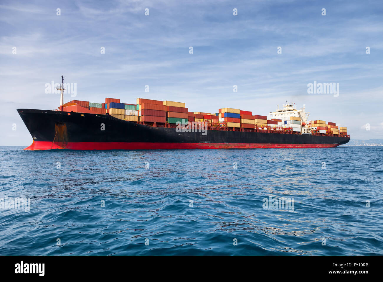 kommerzielle Frachter mit Containern Stockfoto