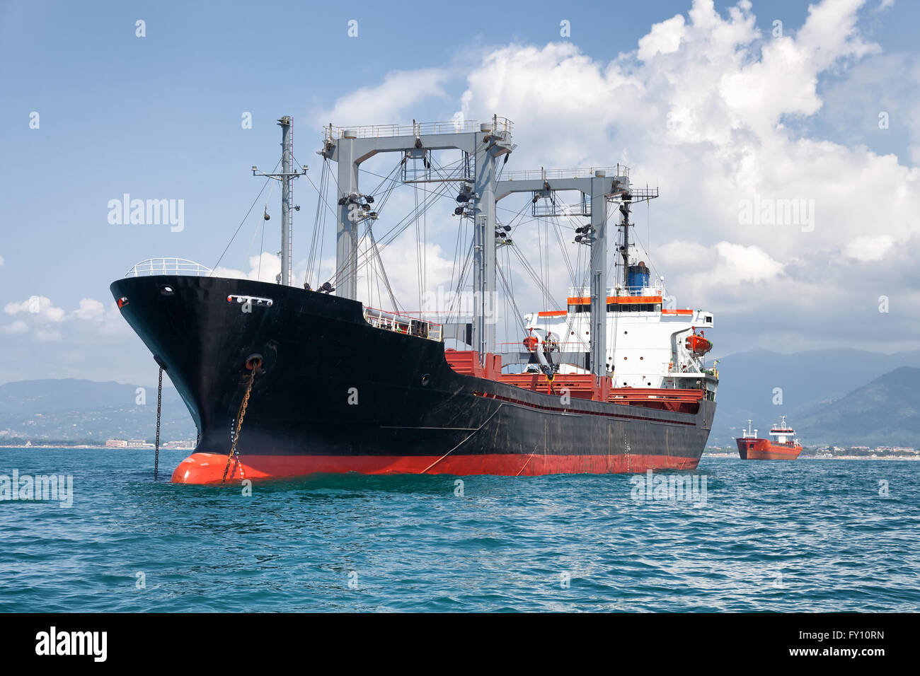 kommerzielle Frachter am Ozean Stockfoto