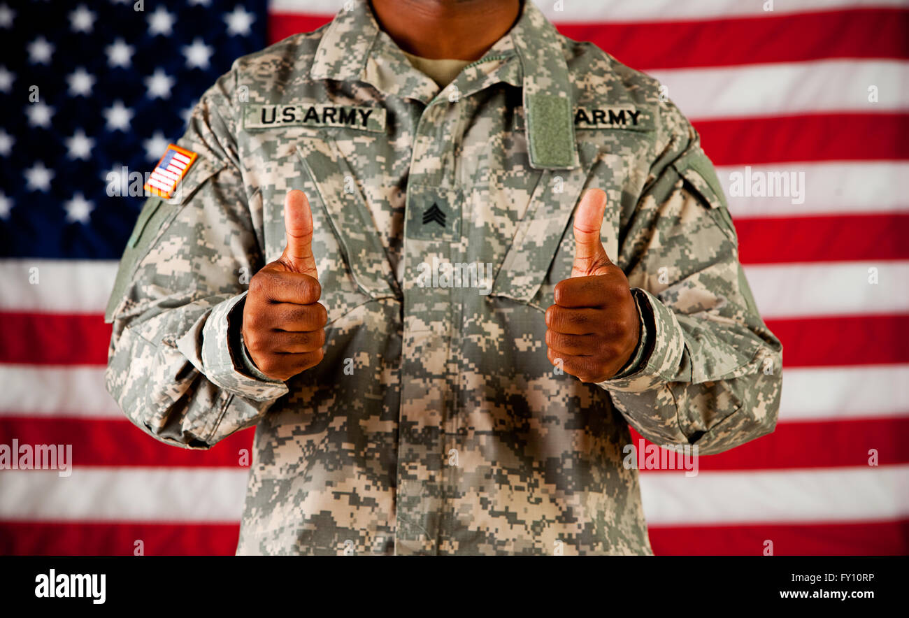 Serie mit anonymen Afroamerikaner Soldat auf eine USA-Flagge Hintergrund. Stockfoto