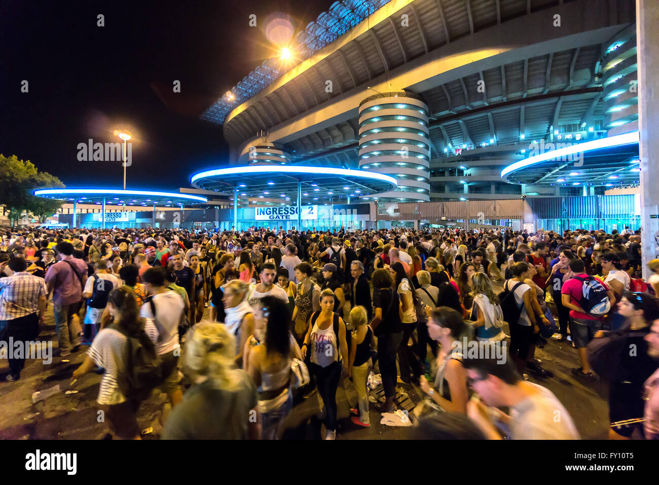 Mailand, Italien - ca. Juli 2014: Menschenmenge draußen Fußballstadion San Siro. Stadion ist die Heimat der Milan-Teams und In Stockfoto