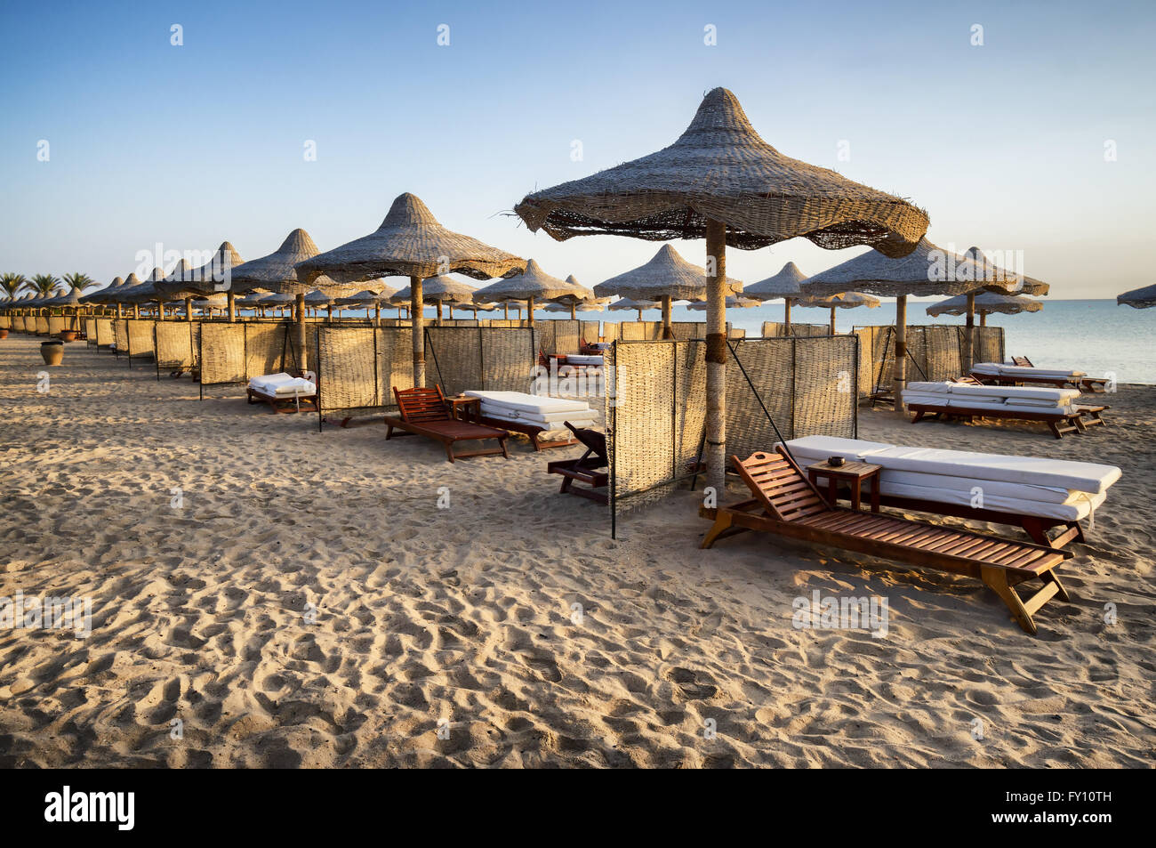 Liegestühle und Sonnenschirm in Marsa Alam, Ägypten Stockfoto
