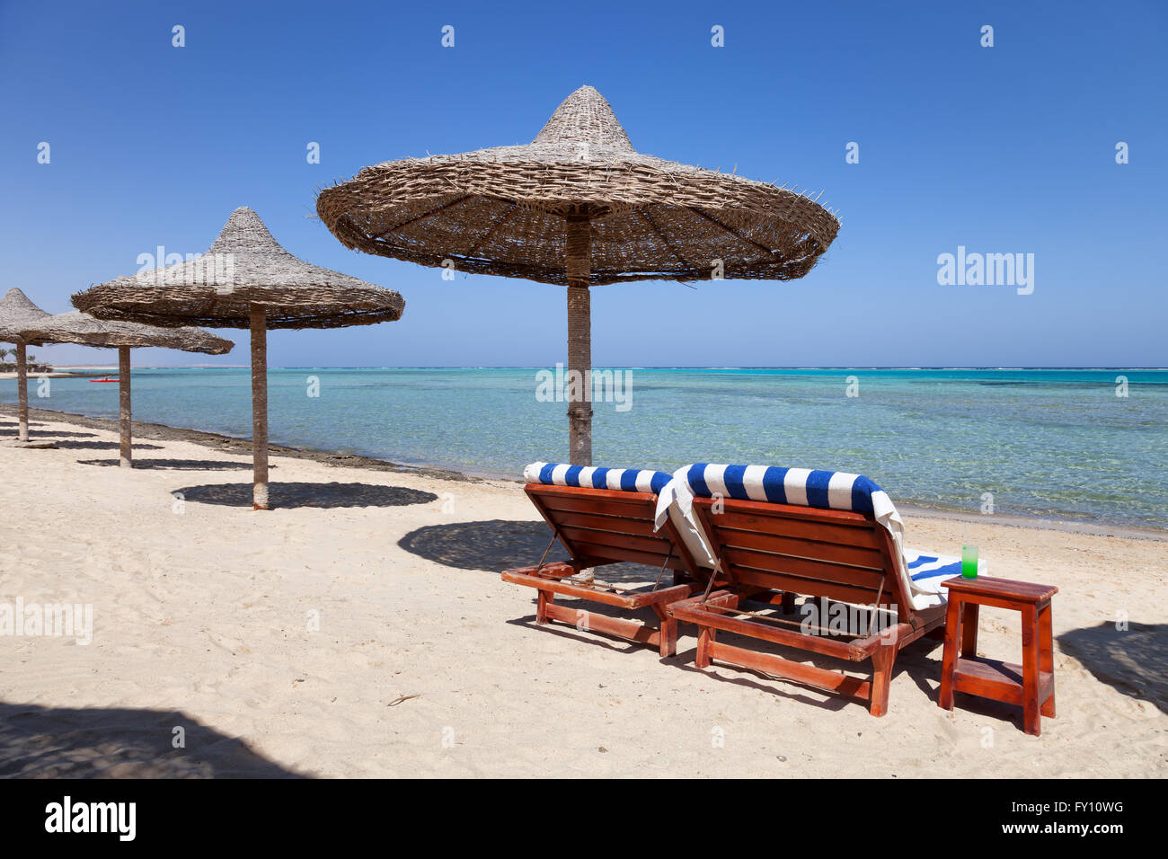 Marsa Alam Beach mit zwei Liegestühlen und Sonnenschirm, Ägypten Stockfoto