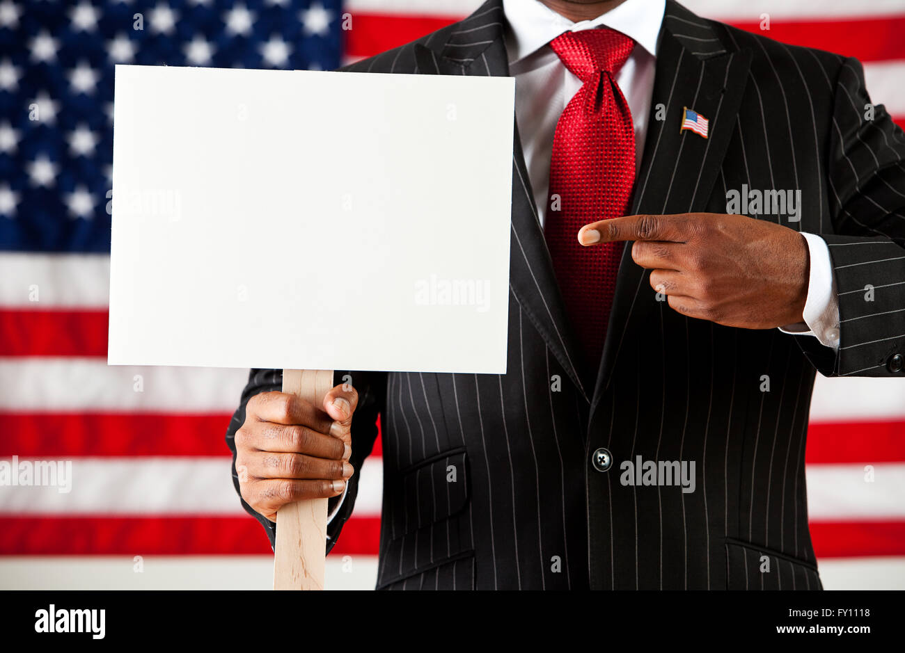 Serie mit einer anonymen afrikanisch-amerikanischen Policitian auf USA Flagge Hintergrund. Stockfoto