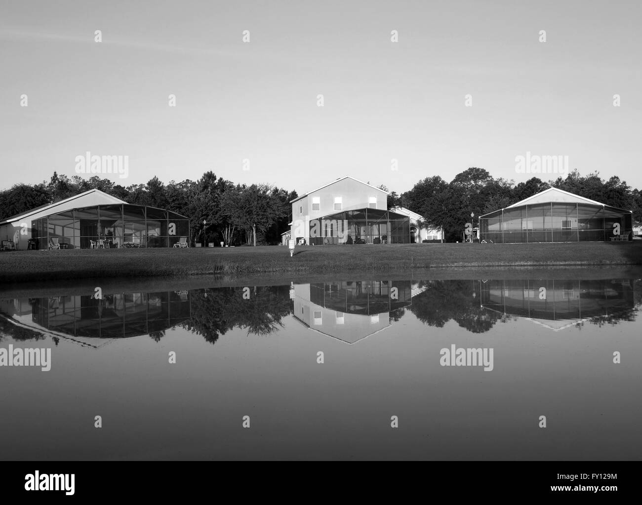 Friedliche Aussicht auf einen kleinen See in einem Wohngebiet in Mid Florida USA, die meisten davon sind kurze Begriff lassen Ferienwohnungen (FeWos) Stockfoto