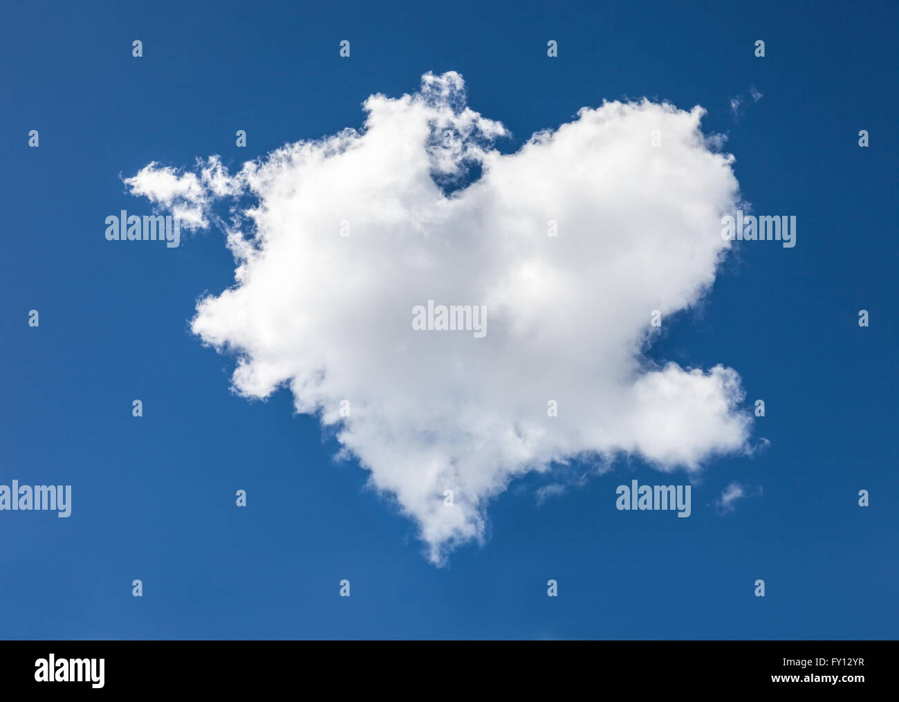 Wolke in Herzform vor blauem Himmel Stockfoto