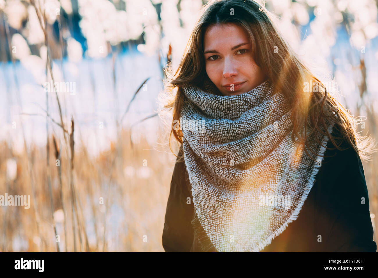 Portrait von junge schöne Frau, die im Freien stehen Stockfoto